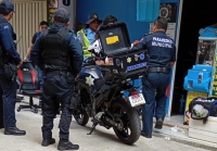 Apu&ntilde;alan a  guardia de seguridad