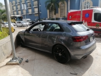 Conductor le cierra el paso a otro veh&iacute;culo en avenida Col&oacute;n