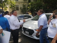 Docentes bloquean avenida Itz&aacute;es en M&eacute;rida