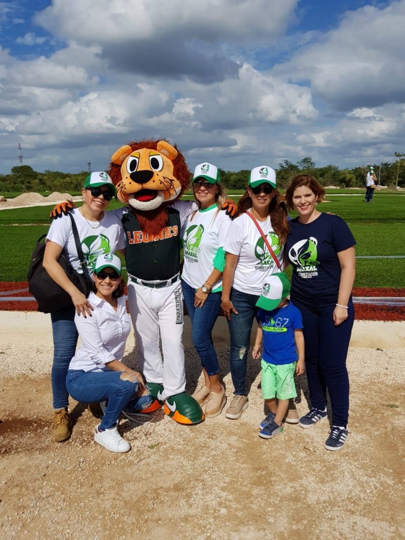 Leones siembra árboles en Academia Ba’axal
