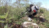 Volcadura en la M&eacute;rida-Motul deja dos adultos mayores lesionados&nbsp;