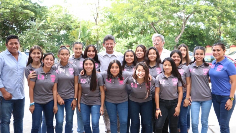 Equipo femenil de fútbol viaja a campeonato nacional