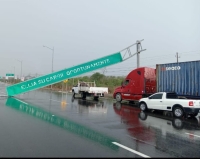 Señal de tránsito cae en la Mérida-Progreso