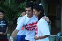 Rommel convive con j&oacute;venes en el Kukulc&aacute;n