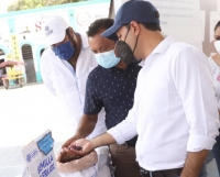 Entrega Vila Dosal apoyos Hoct&uacute;n