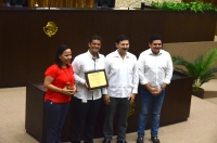 Poder legislativo reconoce a hist&oacute;rico nadador yucateco