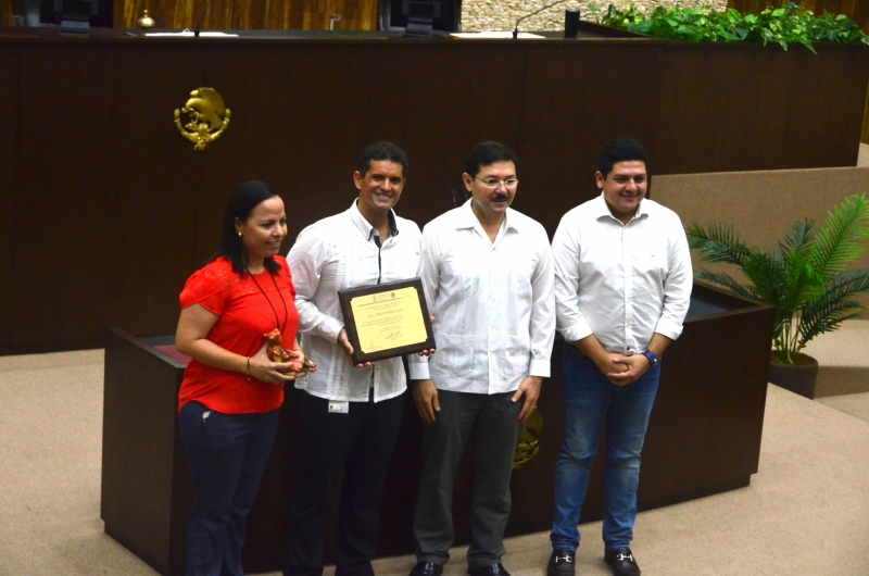 Poder legislativo reconoce a histórico nadador yucateco