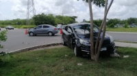 Conductor no respeta alto y choca en Fraccionamiento Los H&eacute;roes