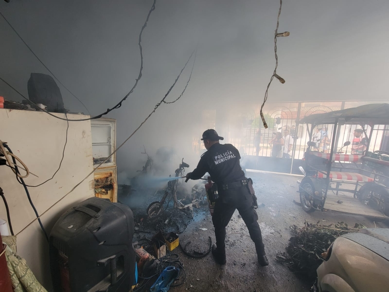 Arde taller de motocicletas en Umán