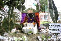 Presentan muestra de altares en el Cereso de Mérida