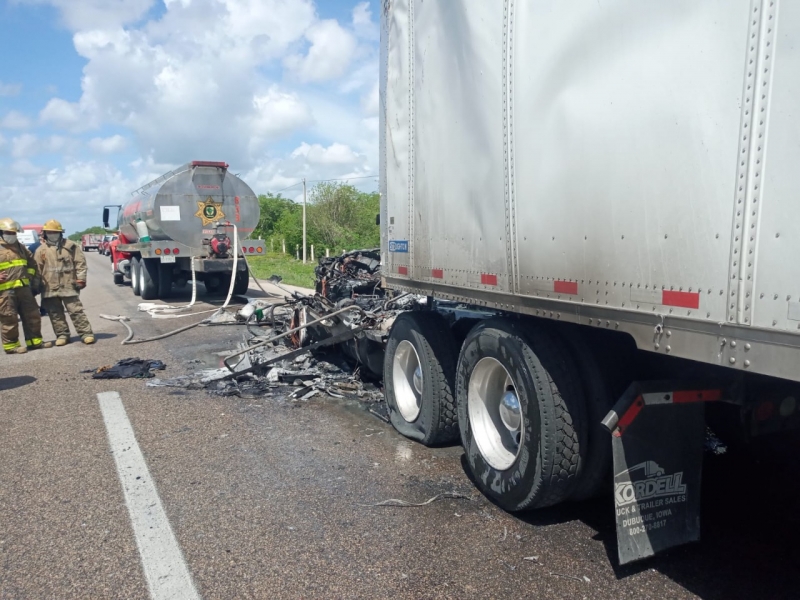 Se incendia tráiler en la Mérida-Campeche