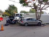 Se pasa el alto y choca en la Garc&iacute;a Giner&eacute;s&nbsp;