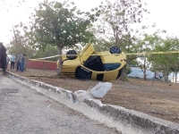 Mujer sufre aparatosa volcadura en la colonia Pacabtún