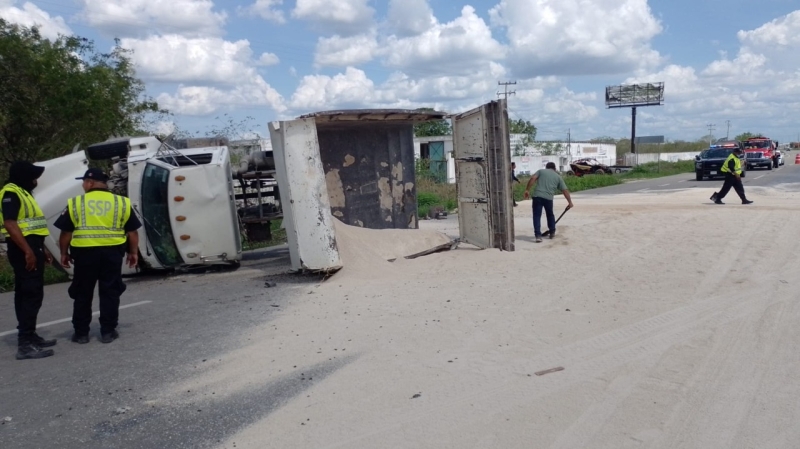Vuelca volquete en la Mérida-Progreso