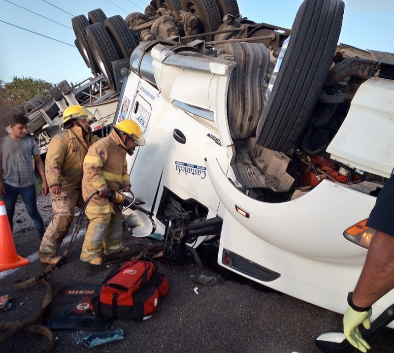 Chofer queda prensado tras volcadura Chocholá-Kopomá