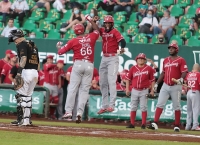 El &Aacute;guila empata la serie de playoff