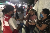 Voluntarios entregan caf&eacute; y pan en hospitales de M&eacute;rida