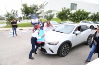 Funcionario anticorrupci&oacute;n casi atropella a manifestantes