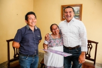 Alcalde entrega cheque a beneficiario del programa &ldquo;Tu Casa Segura&rdquo;