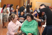 Entrega Karla Franco nebulizadores  en Cuzam&aacute;