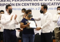 Entrega Vila plazas a personal de apoyo y asistencia a la educaci&oacute;n