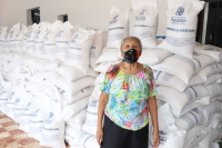 Entrega Gobierno del Estado apoyos alimentarios en Tizim&iacute;n