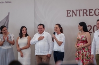 Sheinbaum y &quot;Huacho&quot; entregan apoyos en Izamal
