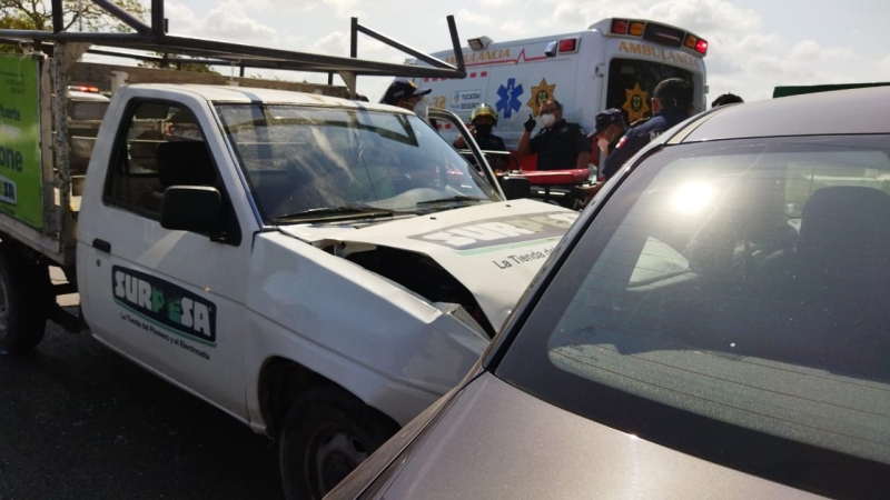 Aparatoso siniestro vial deja dos lesionados en la Itzáes