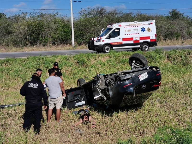 Vuelca automóvil de lujo en la Mérida-Progreso