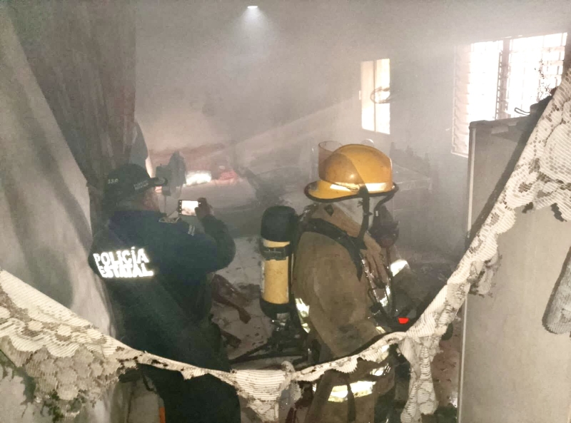 Veladora causa incendio en vivienda