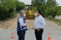 Alcalde supervisa trabajos de repavimentaci&oacute;n