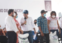 Vila Dosal entrega apoyos de vivienda en Acanceh