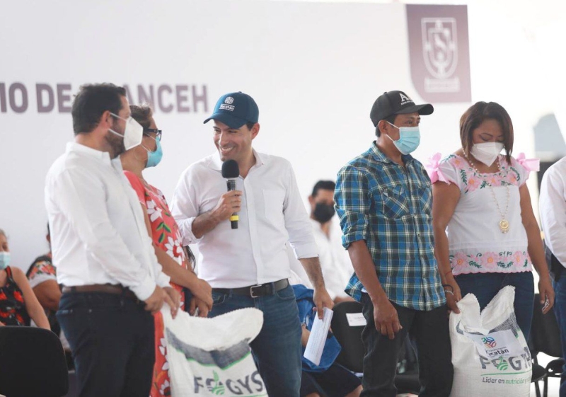 Vila Dosal entrega apoyos de vivienda en Acanceh