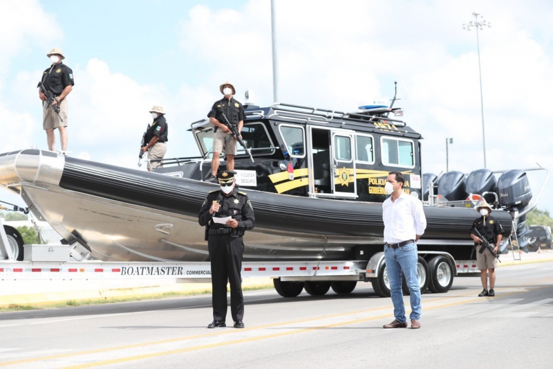 Vila Dosal entrega lanchas a la Secretaría de Seguridad Pública