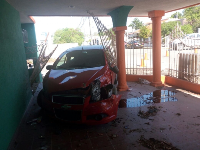 Conductor termina dentro de un predio luego de ser impactado