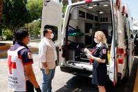 Ren&aacute;n Barrera entrega donativo a la Cruz Roja Mexicana