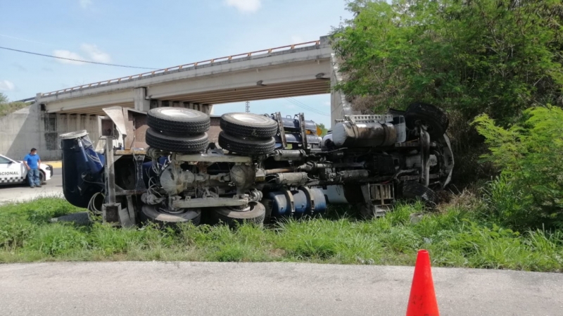 Camión con 22 toneladas de concreto sufre volcadura
