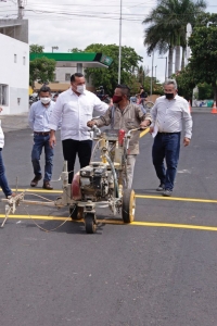Alcalde Ren&aacute;n Barrera supervisa trabajos de repavimentaci&oacute;n