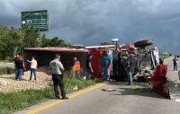 Tráiler se vuelca en la Mérida-Progreso