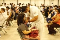 Personal de salud comenzó a recibir la vacuna de refuerzo este lunes