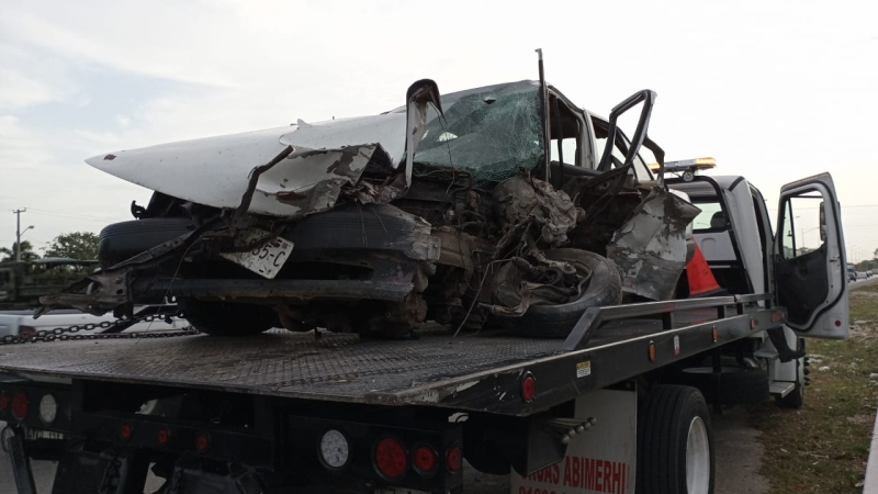 Destroza su auto y sale vivo de milagro