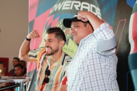 Henry Mart&iacute;n firma aut&oacute;grafos en la Expo Feria del Comercio