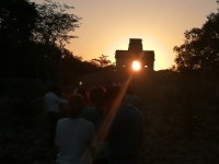 Kin cumple con su milenaria cita en Dzibilchaltún