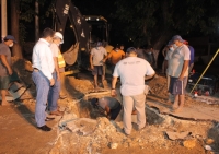 Japay trabaja en la  reparación de otra megafuga  