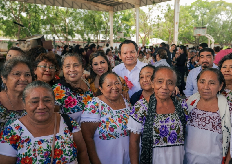Dotan de insumos a artesanas y artesanos