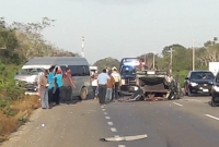 Protagonizan taxis colectivos siniestro vial en la M&eacute;rida-Canc&uacute;n