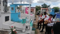 Abarrotan cementerios m&aacute;s de 20 mil meridanos