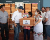 Mauricio Vila entrega apoyos a productores del campo