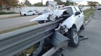 Muere conductor que ensart&oacute; su camioneta en muro de contenci&oacute;n