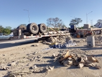 Tr&aacute;iler con m&aacute;s de 50 toneladas de cemento se vuelca en el Perif&eacute;rico&nbsp;